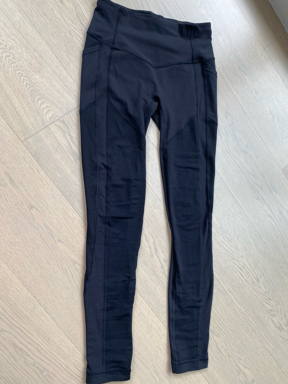 lululemon athletica Black High-Waist Performance Leggings - no pulling.